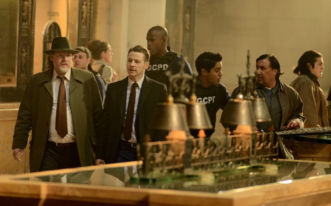 Ermitteln im Fall eines Kunstraubs: Gordon (Ben McKenzie, vorne r.) und Bullock (Donal Logue, vorne l.). Doch dabei ahnen sie nicht, dass es eine Fa... - Bildquelle: Warner Brothers