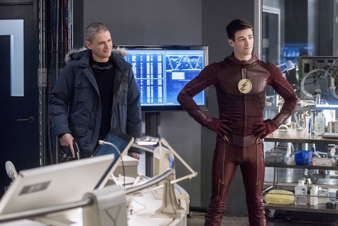 Wird sich Snart alias Captain Cold (Wentworth Miller, l.) überreden lassen, Barry alias The Flash (Grant Gustin, r.) zu helfen, das Leben von Iris z... - Bildquelle: 2016 Warner Bros.