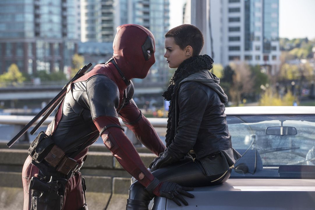 Für Deadpool (Ryan Reynolds, l.) einerseits hilfreich, andererseits nervig: X-Men Superheldin Negasonic Teenage Warhead (Brianna Hildebrand, r.) hat... - Bildquelle: David Dolsen 2016 Twentieth Century Fox Film Corporation.  All rights reserved.  MARVEL   2016 MARVEL