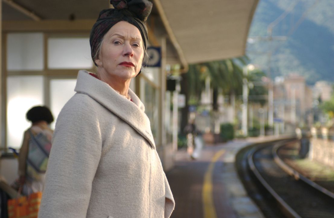 Elinor (Helen Mirren) hat genug von Abenteuern. Sie begibt sich an den nächsten Bahnhof, um die Heimreise anzutreten. - Bildquelle: Warner Brothers