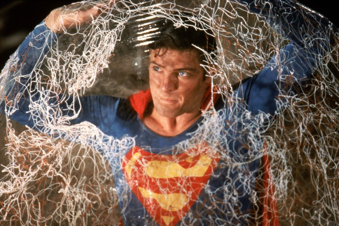 Superman (Christopher Reeve) in einer äußerst brenzligen Situation ... - Bildquelle: Warner Bros.