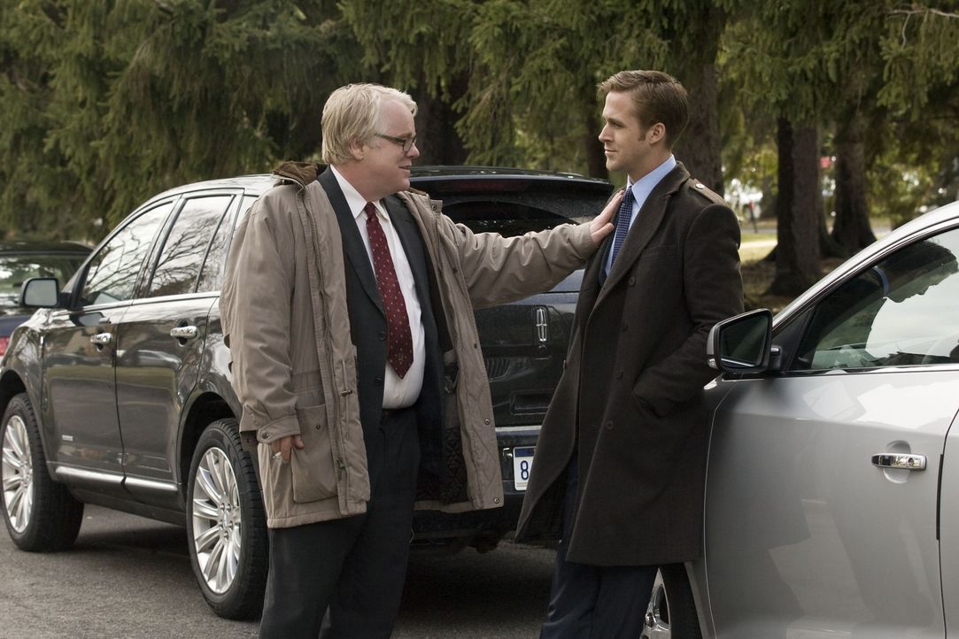 Als der überaus loyale Kampagnenleiter Paul Zara (Philip Seymour Hoffman, l.) erfährt, dass sein stellvertretender Wahlkampfmanager Stephen Meyers (... - Bildquelle: Saeed Adyani 2011 IDES FILM HOLDINGS, LLC. ALL RIGHTS RESERVED.