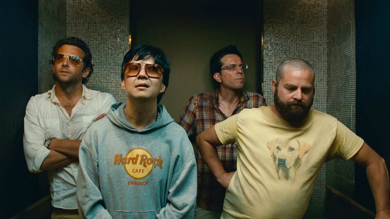 Phil (Bradley Cooper, l.), Stu (Ed Helms, 2.v.r.) und Alan (Zach Galifianakis, r.) setzen große Hoffnungen auf einen Deal, bei dem sie Mr. Chow (Ken... - Bildquelle: Warner Brothers