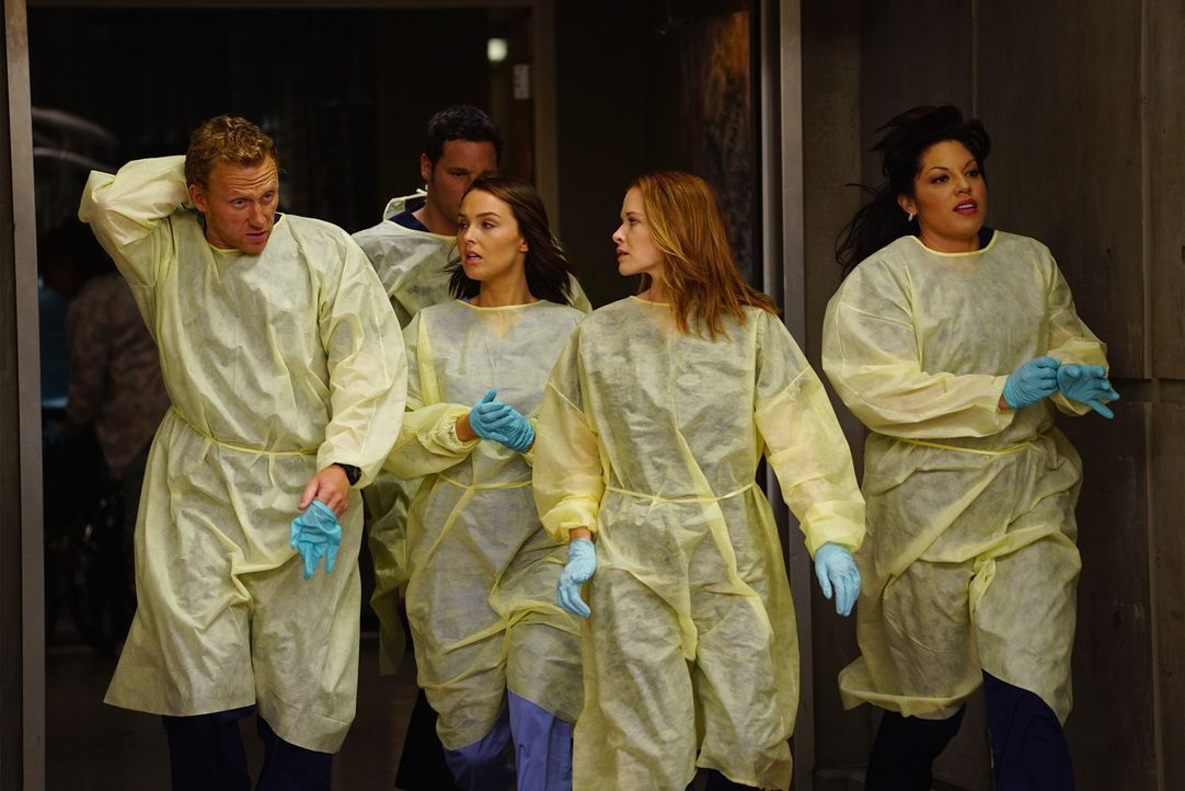 Eine Katastrophe ereignet sich in der Stadt. Für die Ärzte Owen (Kevin McKidd, l.), Alex (Justin Chambers, 2.v.l.), Jo (Camilla Luddington, M.), Apr... - Bildquelle: ABC Studios
