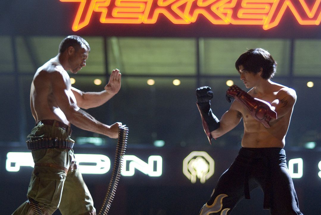 Um den Tod seiner Mutter zu rächen, muss der Junge Jin (Jon Foo, r.) das "Iron Fist" Kampfturnier gewinnen. Doch dazu muss er es schaffen, den eisk... - Bildquelle: 2010 CST PRODUCTIONS, LLC   ALL RIGHTS RESERVED