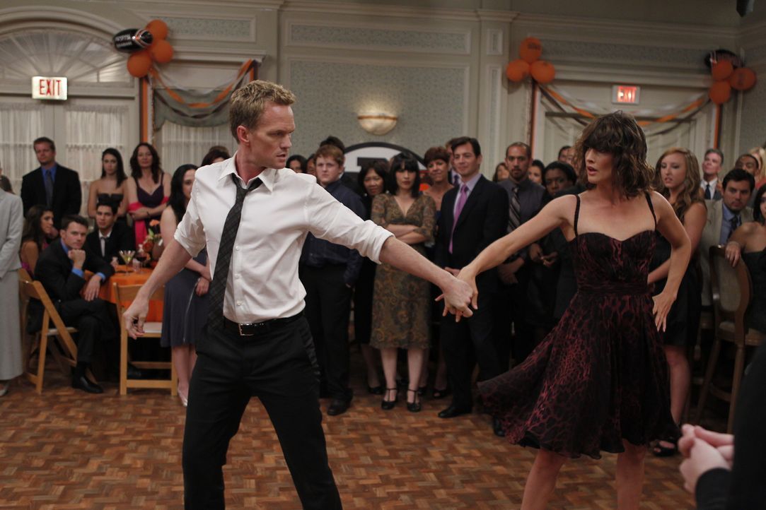 Rückblende auf eine ganz bestimmte Hochzeit, auf der Robin (Cobie Smulders, r.) sich ihren Gefühlen Barney (Neil Patrick Harris, l.) gegenüber ni... - Bildquelle: 20th Century Fox International Television
