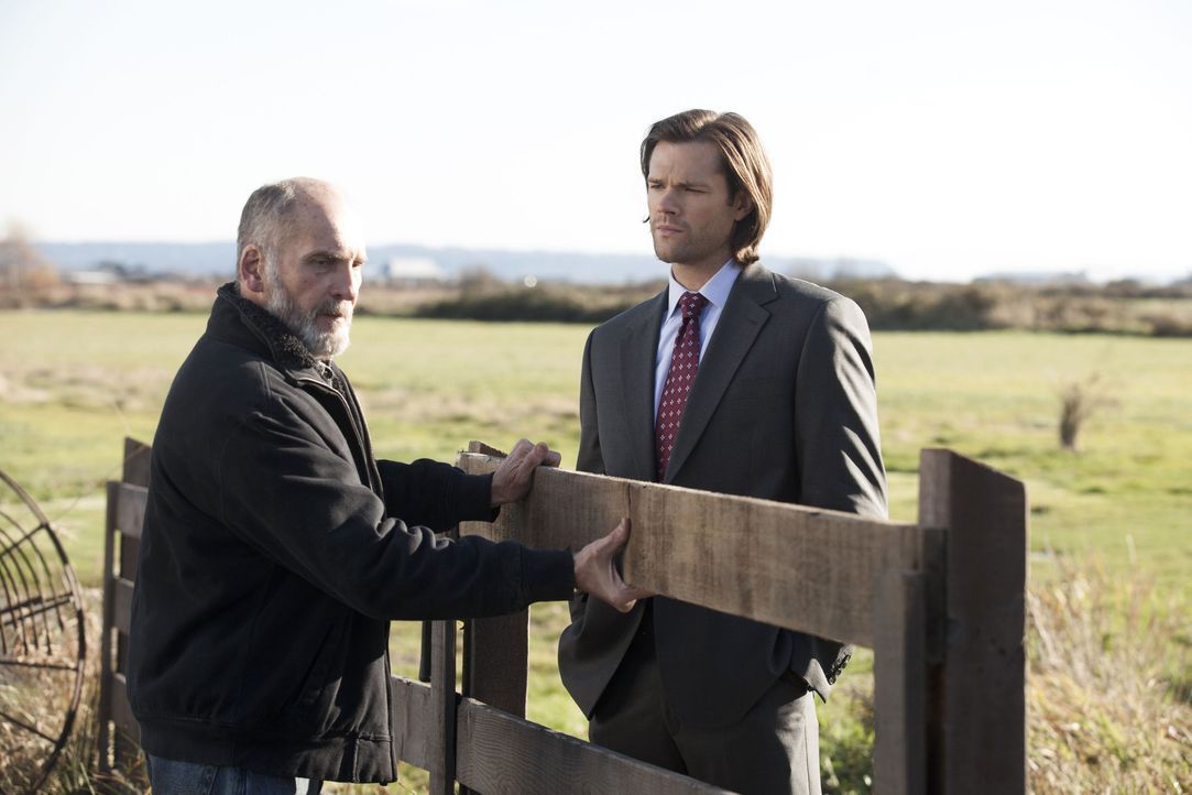 Sam (Jared Padalecki, r.) stellt bei einem Farmer (Bill Croft, l.) Nachforschungen an, der behauptet, dass ein alter Freund der Winchesters seine Kü... - Bildquelle: 2013 Warner Brothers