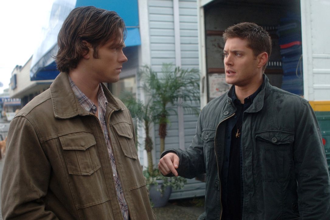 Untersuchen einen neuen mysteriösen Fall: Sam (Jared Padalecki, l.) und Dean Winchester (Jensen Ackles, r.) ... - Bildquelle: Warner Bros. Television