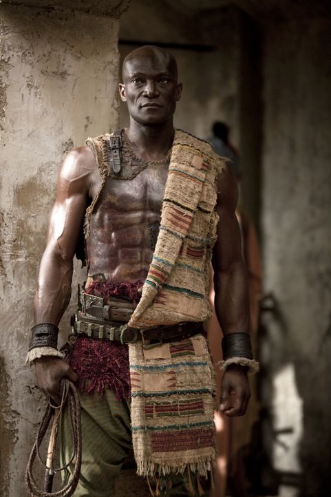 Bildet die neu erstandenen Sklaven von Batiatus aus: Drago (Peter Mensah) ... - Bildquelle: 2010 Starz Entertainment, LLC