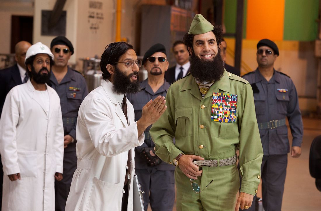 Während der Diktator General Shabazz Aladeen (Sacha Baron Cohen, r.) sein Vertrauen in seinen Atombombenbauer Nadal (Jason Mantzoukas, l.) verliert,... - Bildquelle: Melinda Sue Gordon 2012 Paramount Pictures.  All Rights Reserved.