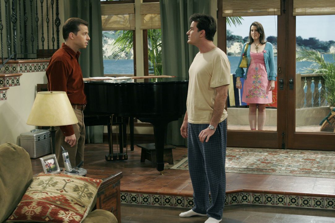(v.l.n.r.) Alan Harper (Jon Cryer); Charlie Harper (Charlie Sheen); Rose (Melanie Lynskey) - Bildquelle: Warner Brothers Entertainment Inc.