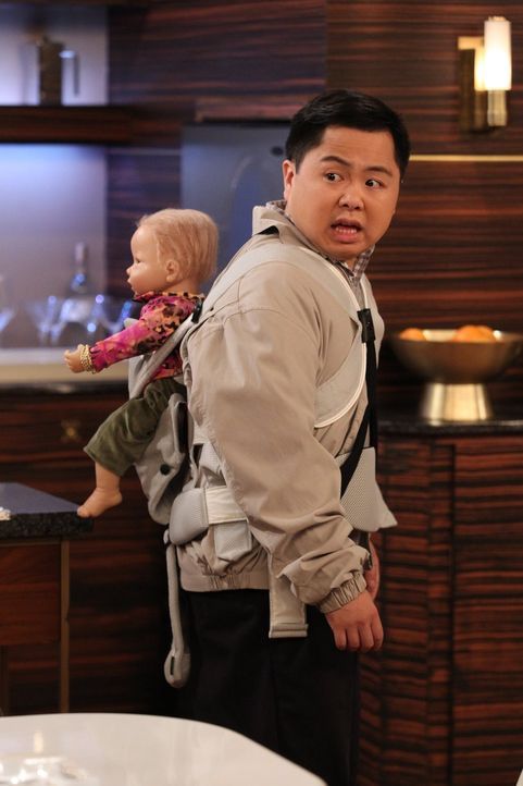 Han (Matthew Moy) darf Babysitter spielen, als sich Sofi und Oleg eine Baby-Puppe zum Üben fürs Elternsein suchen ... - Bildquelle: Warner Brothers