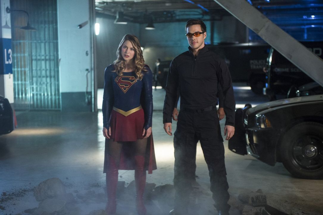 Supergirl (Melissa Benoist, l.) und Mon-El (Chris Wood, r.) müssen die ausgebrochene Livewire zurück ins Gefängnis bringen, aber dann läuft etwas sc... - Bildquelle: 2016 Warner Bros. Entertainment, Inc.