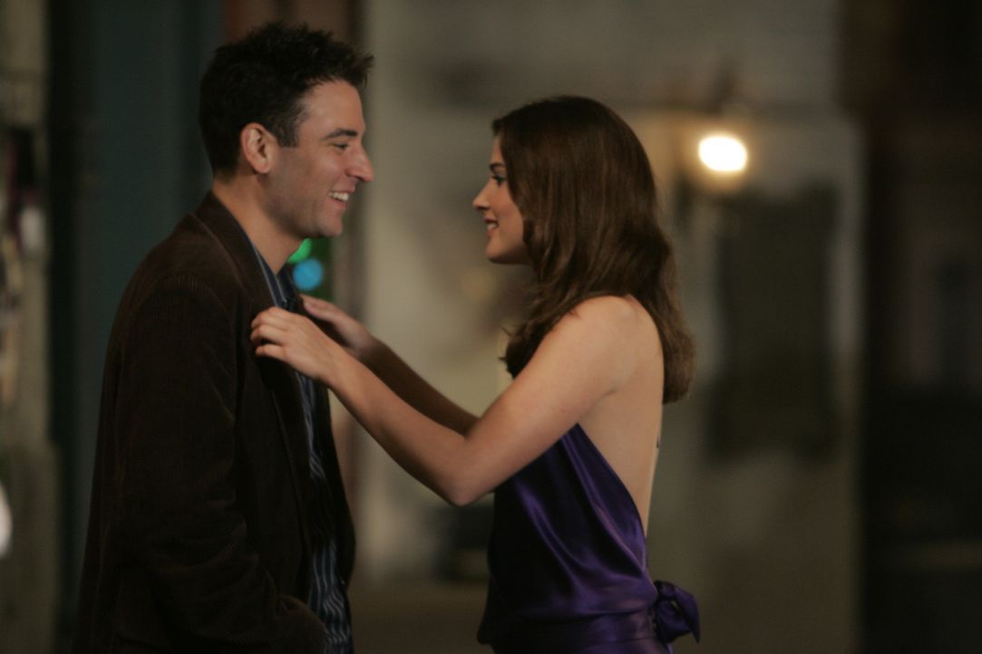 Die Freude bei Ted (Josh Radnor, l.) ist groß, als er plötzlich Robin (Cobie Smulders, r.) sieht ... - Bildquelle: 20th Century Fox International Television