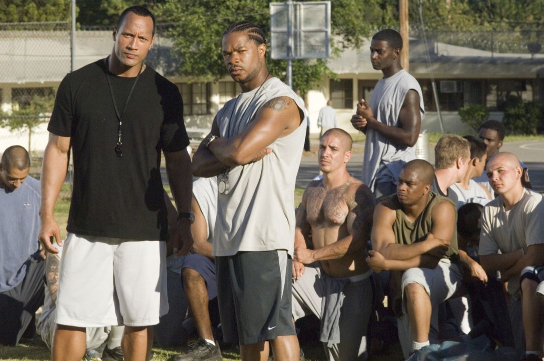 Als Trainer einer Footballmannschaft mit lauter kriminellen Jugendlichen haben es Sean (Dwayne Johnson, l.) und Malcolm  (Xzibit, M.) nicht leicht ... - Bildquelle: Copyright   2006 Columbia Pictures Industries, Inc. and GH One LLC. All Rights Reserved.
