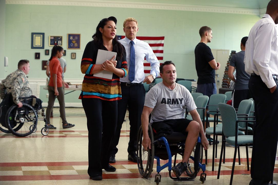 Hoffnung für Charlie, der im Krieg ein Bein verlor (Ben Bowen, r.): Wird er Dank Callie (Sara Ramirez,l.) und Owen (Kevin McKidd, M.) schon bald wie... - Bildquelle: ABC Studios