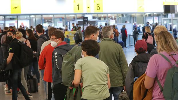 Schwieriger Start in die Herbstferien: Andrang an Flughäfen