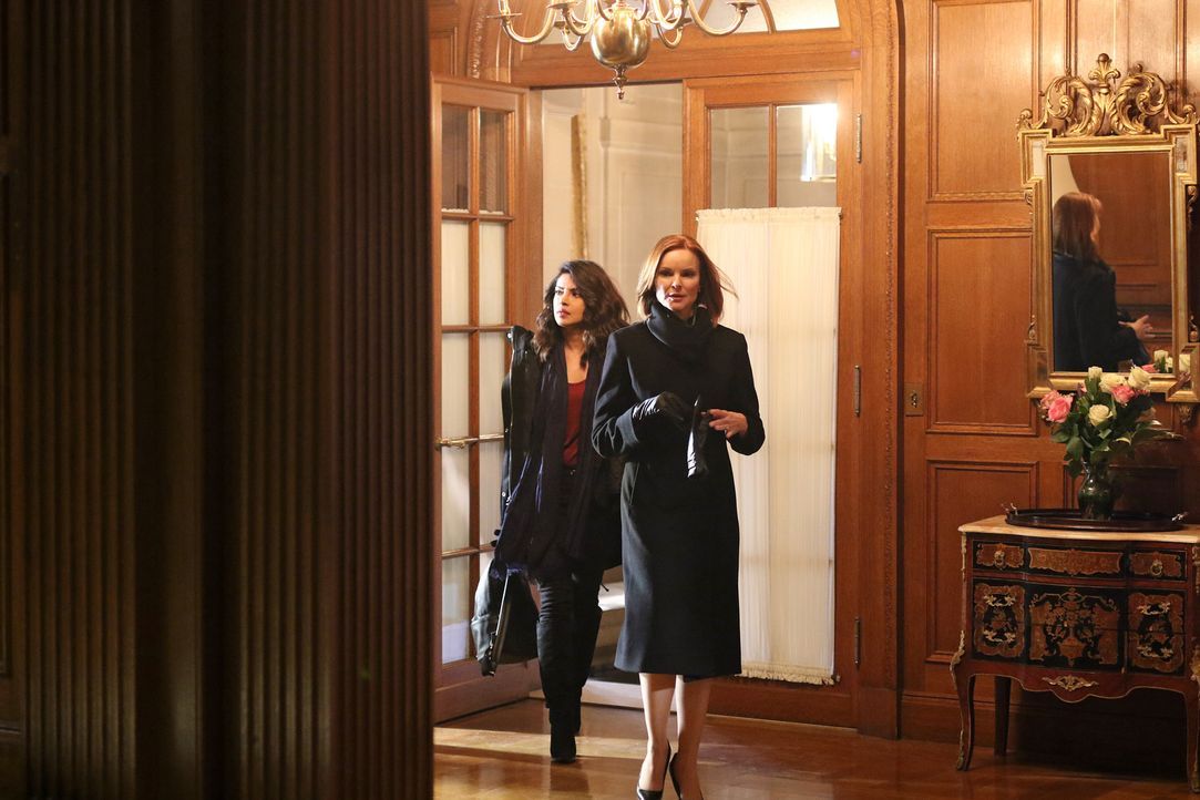 Alex (Priyanka Chopra, l.) nimmt Kontakt zu Claire Haas (Marcia Cross, r.) auf, um ihre verschwundenen Freunde zu finden. Als sie jedoch erfährt, wo... - Bildquelle: Bertrand Calmeau 2015 ABC Studios