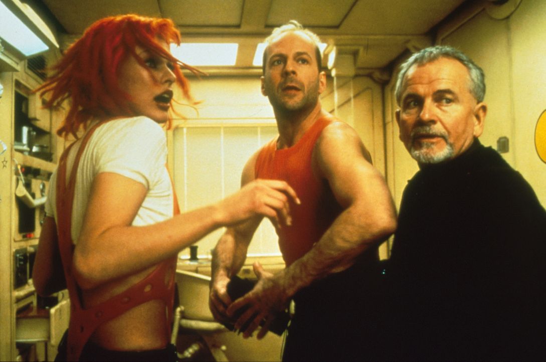 Leeloo (Milla Jovovich, l.), Cornelius (Ian Holm, r.) und Korben (Bruce Willis, M.) sind entschlossen, die vier rettenden Steine in ihren Besitz zu... - Bildquelle: Tobis Filmkunst