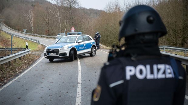 Nach tödlichen Schüssen auf Polizisten: Zwei Verdächtige gefasst