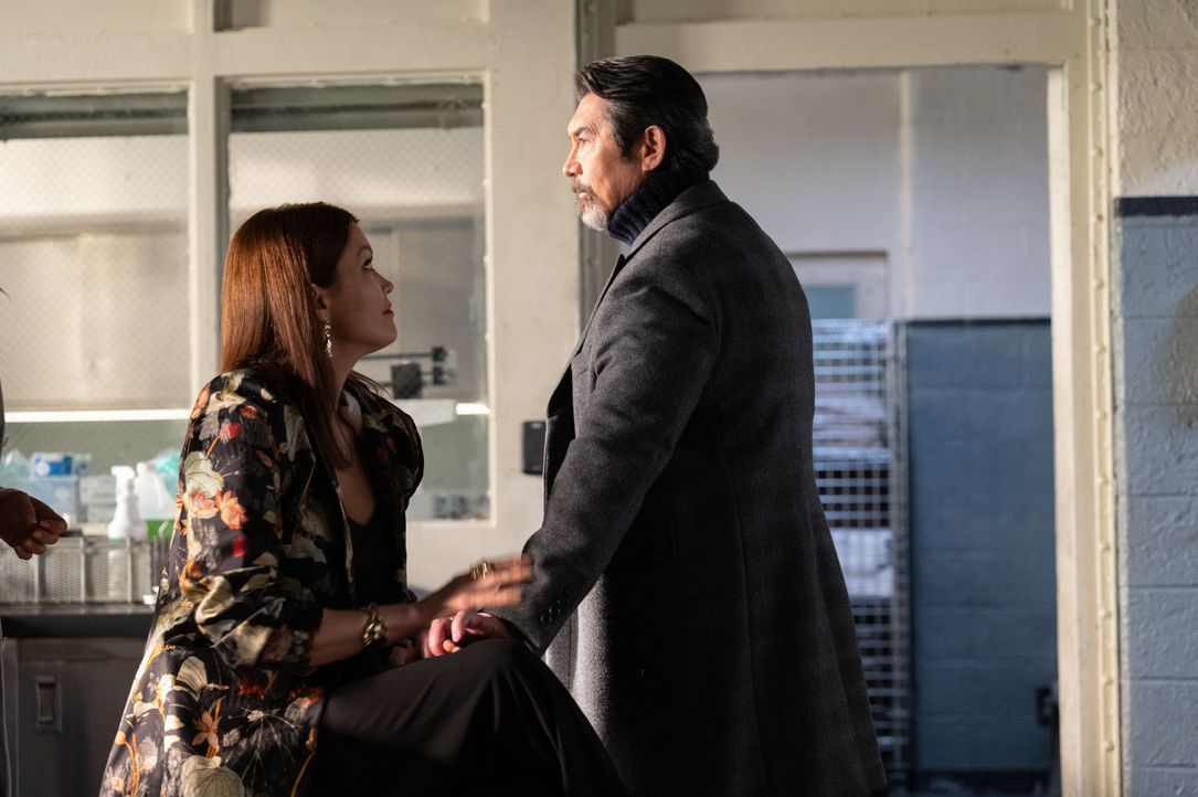 Jessica Whitly (Bellamy Young, l.); Gil Arroyo (Lou Diamond Phillips, r.) - Bildquelle: © Warner Bros. Entertainment Inc. All rights reserved.