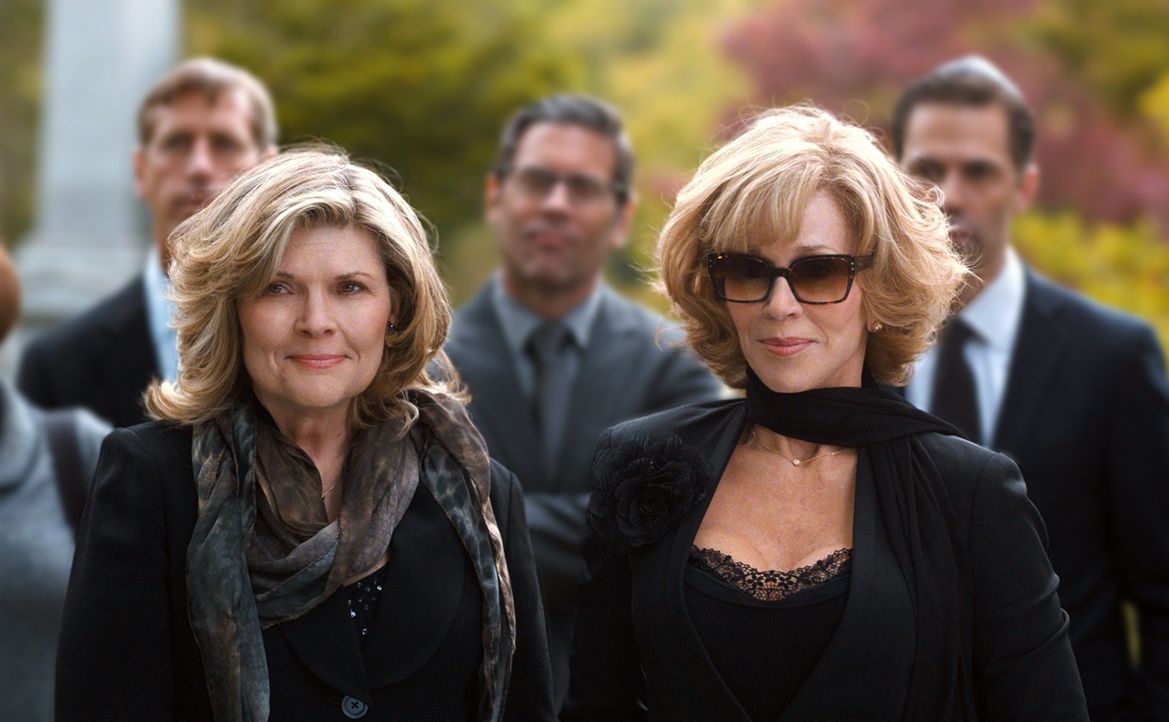 Als Hilarys (Jane Fonda, r.) Mann plötzlich verstirbt, hilft ihr Freundin Linda (Debra Monk, l.) mit ihrer Trauer umzugehen ... - Bildquelle: 2014 Warner Brothers