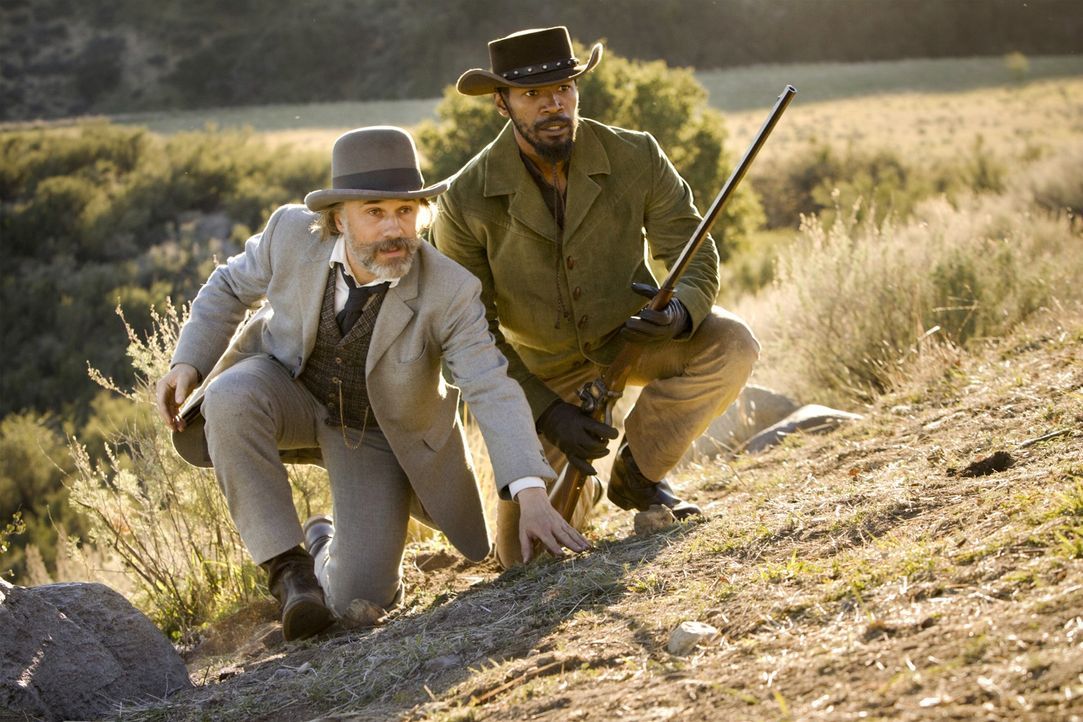 Um den Brittle-Brüdern auf die Spur zu kommen, befreit der belesene Kopfgeldjäger Dr. King Schultz (Christoph Waltz, l.) den Sklaven Django (Jamie F... - Bildquelle: 2012 Columbia Pictures Industries, Inc.  All Rights Reserved.