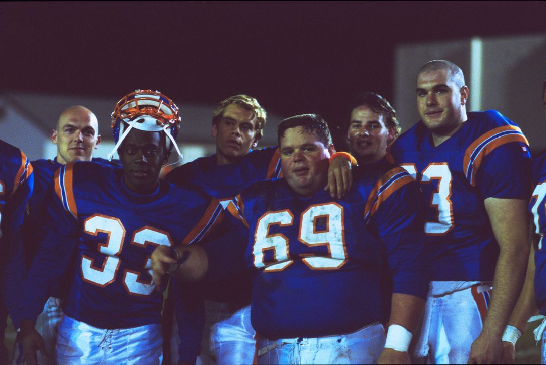 Auf in den Kampf: Reggie (Ron Lester, 3.v.r.) und Austin (Eric Christian Olsen, 3.v.l.) ... - Bildquelle: 2003 Sony Pictures Television International. All Rights Reserved.