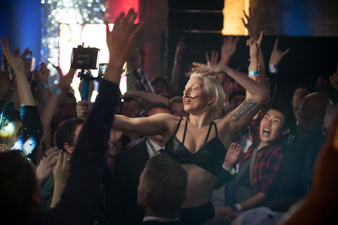 Lady Gaga mit Fans für ARTPOP in Berlin - Bildquelle: Julia Schoierer