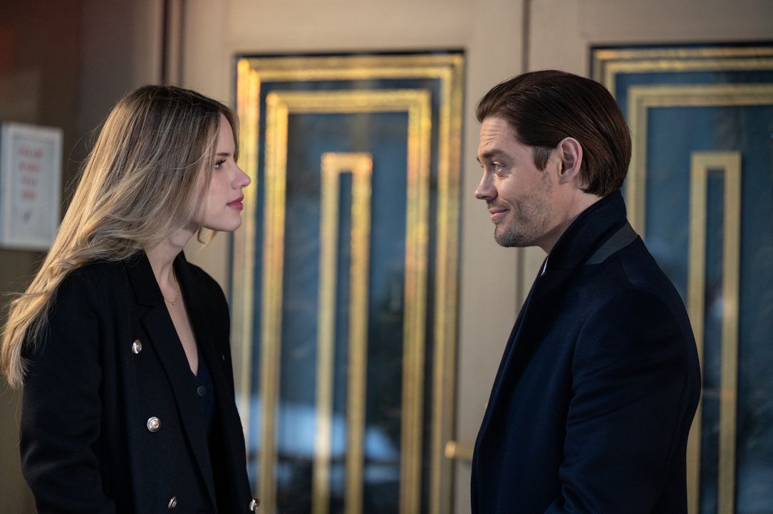 Ainsley Whitly (Halston Sage, l.); Malcolm Bright (Tom Payne, r.) - Bildquelle: © Warner Bros. Entertainment Inc. All rights reserved.