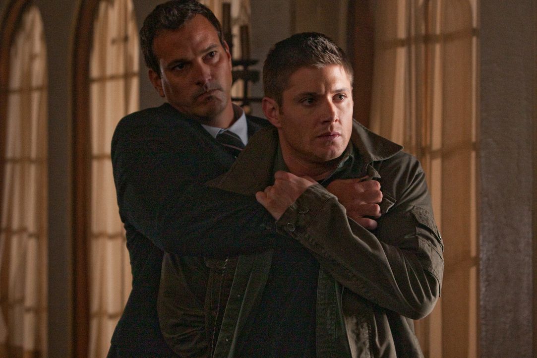 Was hat Crowley (Mark Sheppard, l.) mit Dean (Jensen Ackles, r.) vor? - Bildquelle: Warner Bros.