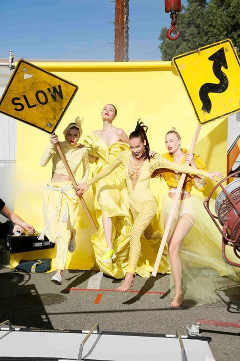 GNTM-Stf10-Epi05-CosmoShooting-39-Irene-Neele-Jueli-Daniela-ProSieben-Richard-Huebner - Bildquelle: ProSieben/ Richard Huebner