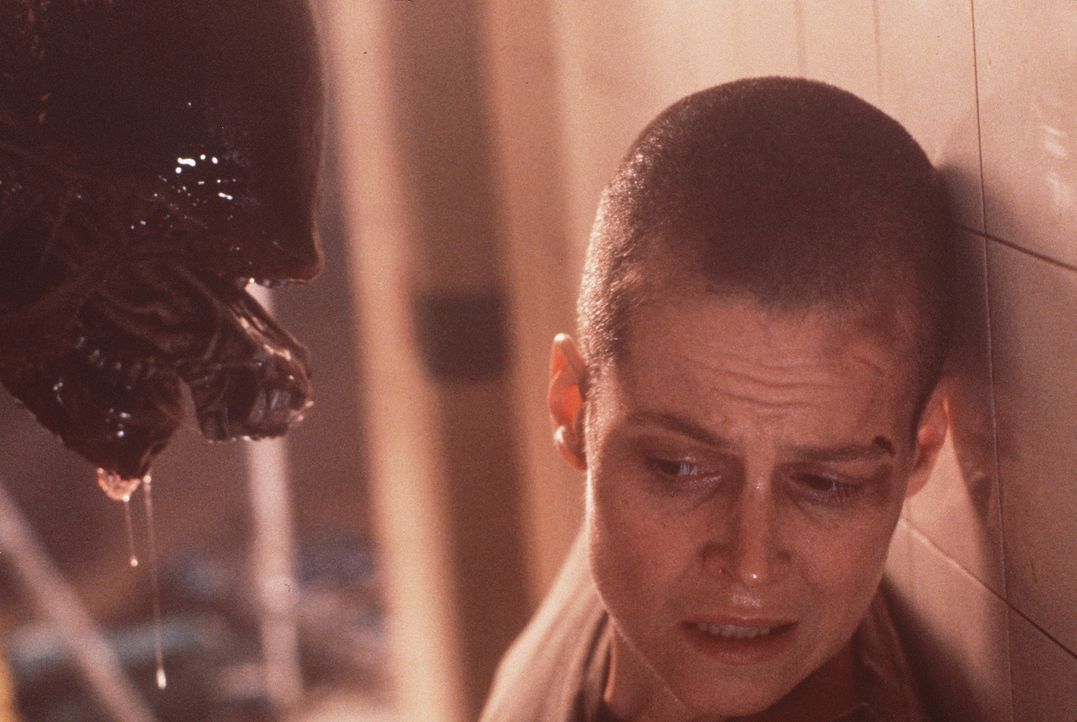Verzweifelt nimmt Ellen (Sigourney Weaver) den schier ausichtlosen Kampf gegen das schleimige Alien auf . - Bildquelle: 20th Century Fox of Germany