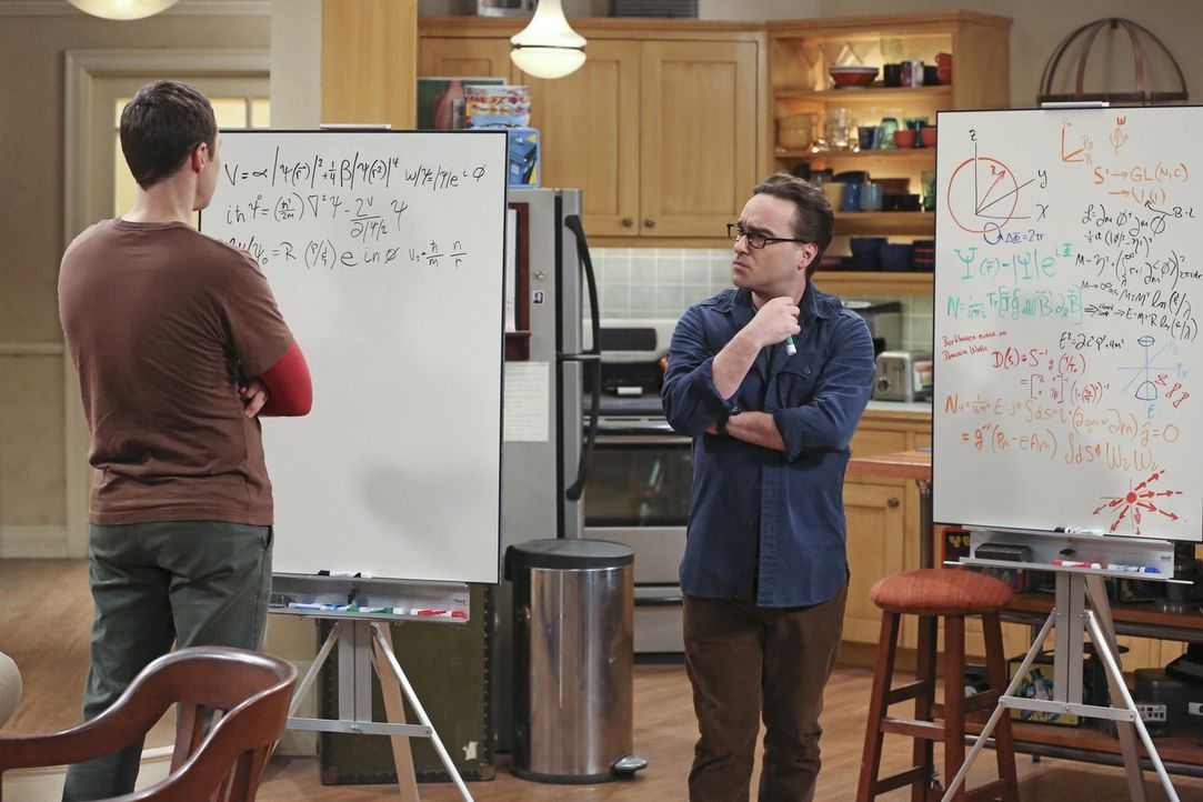 Sheldon (Jim Parsons, l.) treibt Leonard (Johnny Galecki, r.) mit seinem Ohrwurm in den Wahnsinn, während Amy versucht herauszufinden, ob Dave Lust... - Bildquelle: 2015 Warner Brothers