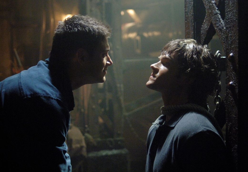 Sam (Jared Padalecki, r.) und Dean (Jensen Ackles, l.) versuchen einen Formwandler zu stoppen, doch als dieser das Aussehen von Dean annimmt, kommt... - Bildquelle: Warner Bros. Television