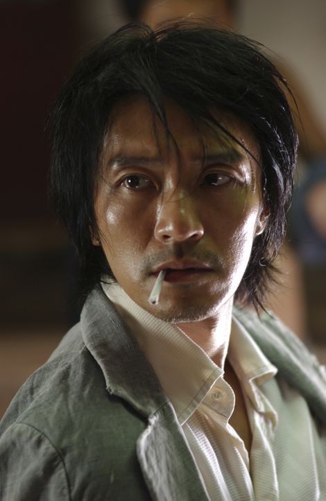 Eines Tages gerät der junge Aufschneider Sing (Stephen Chow) mitten in der friedlichen Wohnsiedlung "Residenz Schweinstall" in eine Prügelei mit dre... - Bildquelle: 2004 Columbia Pictures Film Production Asia Limited. All Rights Reserved.