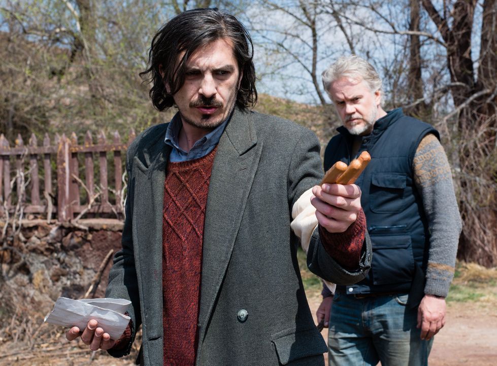 Schrecken vor nichts und niemandem zurück, wenn es darum geht, Leben zu retten: Damir (Fedja Stukan, l.) und B (Tim Robbins, r.) ... - Bildquelle: 2015 Reposado Producciones Cinematográficas, S.L. and Mediaproducción, S.L.U. All rights reserved.