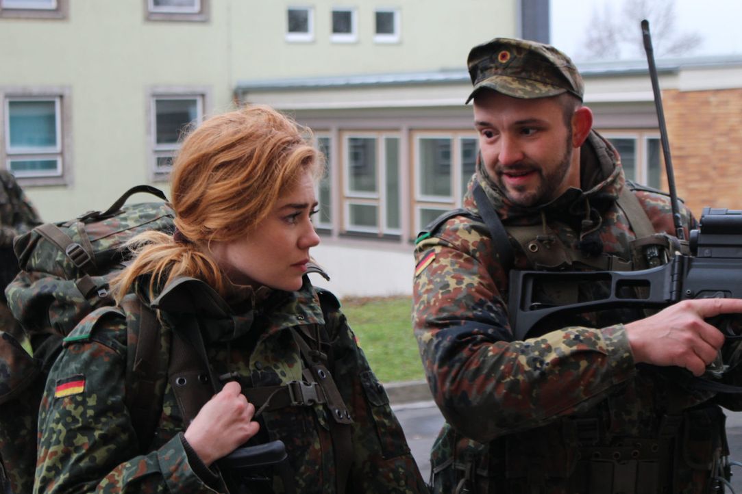 Ein ganz besonderer Tag wartet bei der Bundeswehr auf Moderatorin Palina Rojinski (l.) ... - Bildquelle: ProSieben
