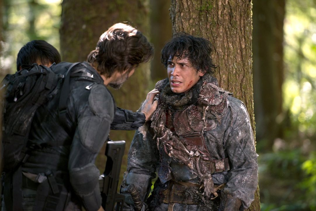 Kane (Henry Ian Cusick, l.) und Bellamy (Bob Morley, r.) riskieren ihr Leben, um das von Clarke zu retten ... - Bildquelle: 2014 Warner Brothers