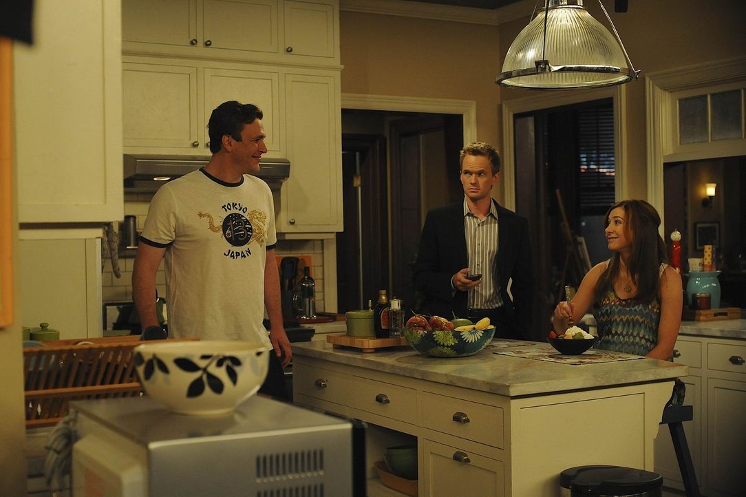 Barney (Neil Patrick Harris, M.) behauptet, dass die Ehe von Lily (Alyson Hannigan, r.) und Marshall (Jason Segel, l.) bald am Ende ist. Er hat näm... - Bildquelle: 20th Century Fox International Television