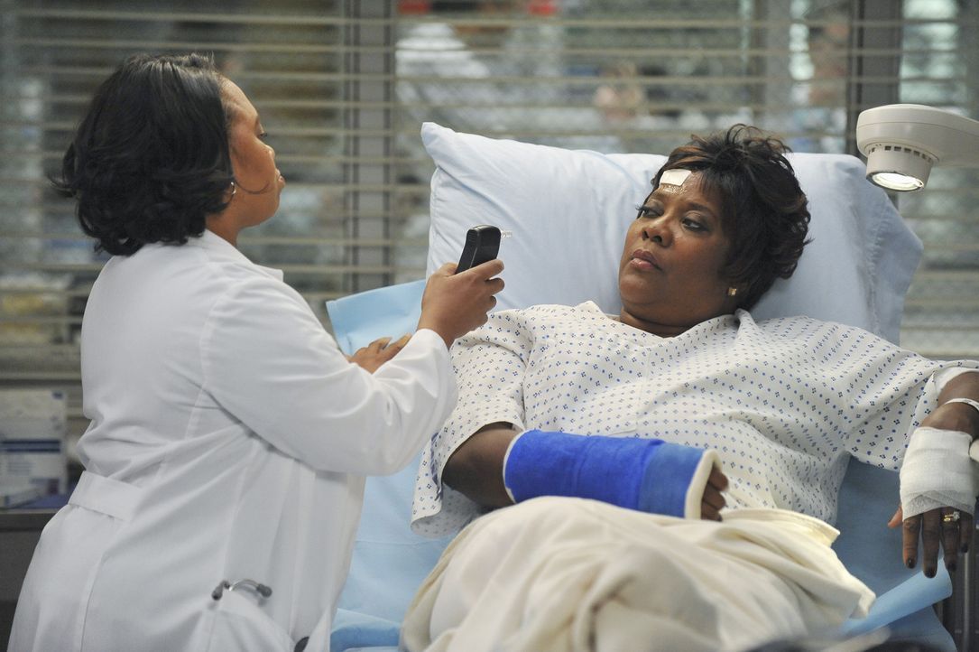 Richard Webbers Frau Adele (Loretta Devine, r.) wird erneut im Krankenhaus behandelt. Bailey (Chandra Wilson, l.) vermutet zunächst Tablettenmissbr... - Bildquelle: ABC Studios