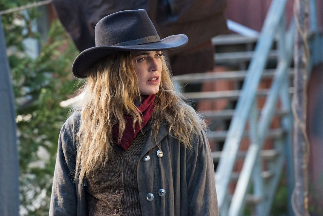 Während Sara (Caity Lotz) im Wilden Westen versucht, die Geschichte zu beschützen, muss sich Martin eingestehen, dass etwas mit ihm ganz und gar nic... - Bildquelle: Warner Brothers