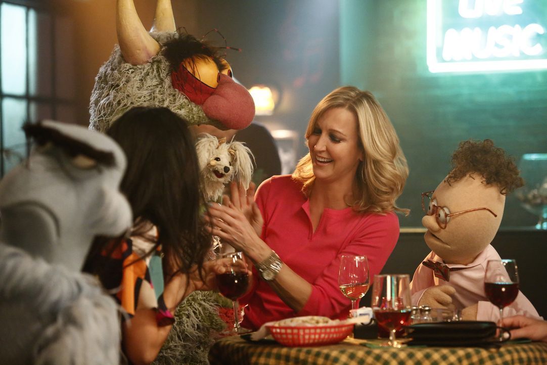 Die Muppets treffen Lara Spencer (2.v.r.) in einer Bar. Doch das Zusammentreffen endet im Chaos ... - Bildquelle: Nicole Wilder ABC Studios