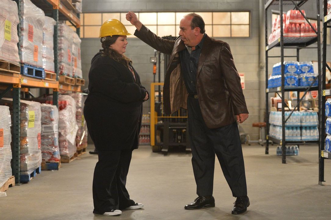 Da sich Molly (Melissa McCarthy, l.) dazu entschieden hat, sich eine Pause vom Buchschreiben zu nehmen, werden sie und Vincent (Louis Mustillo, r.)... - Bildquelle: Warner Brothers