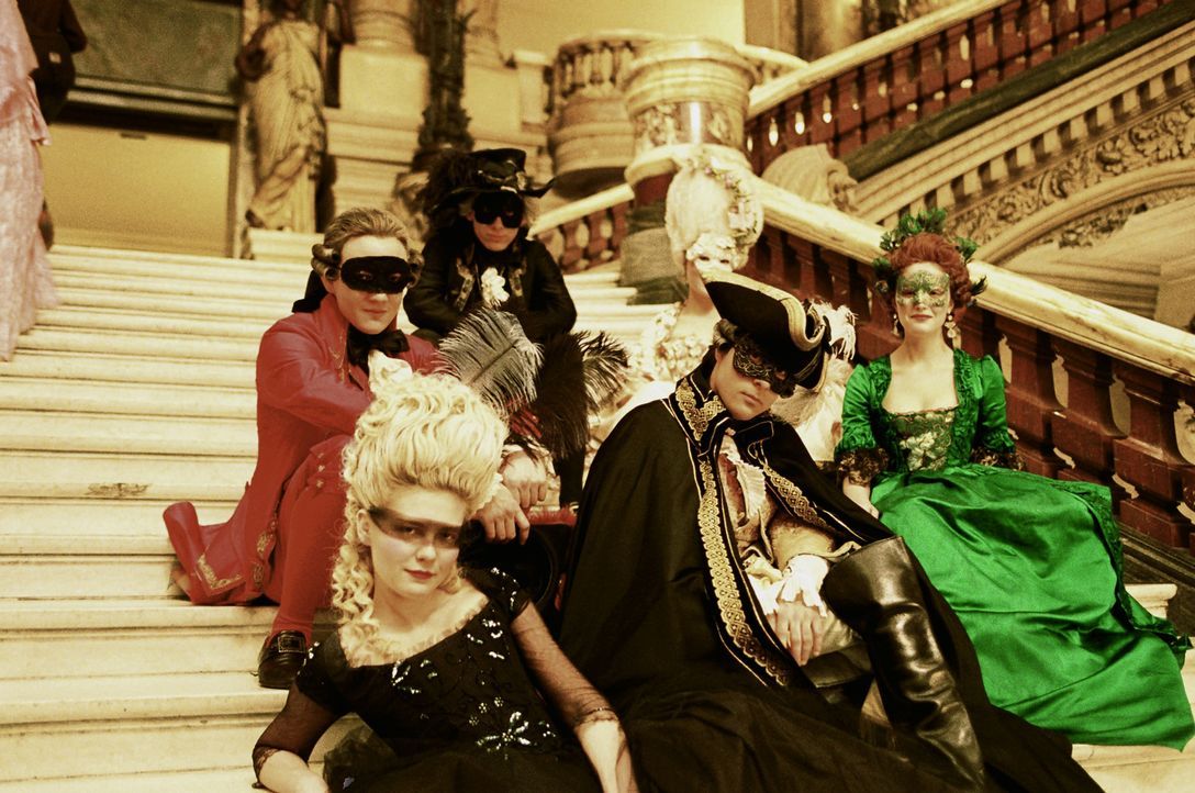 Gelangweilt von ihrer Ehe und der strengen Etikette findet Marie-Antoinette (Kirsten Dunst, vorne l.) nur noch Freude an den pompösen Gesellschaften... - Bildquelle: 2006 I Want Candy, LLC. All Rights Reserved.