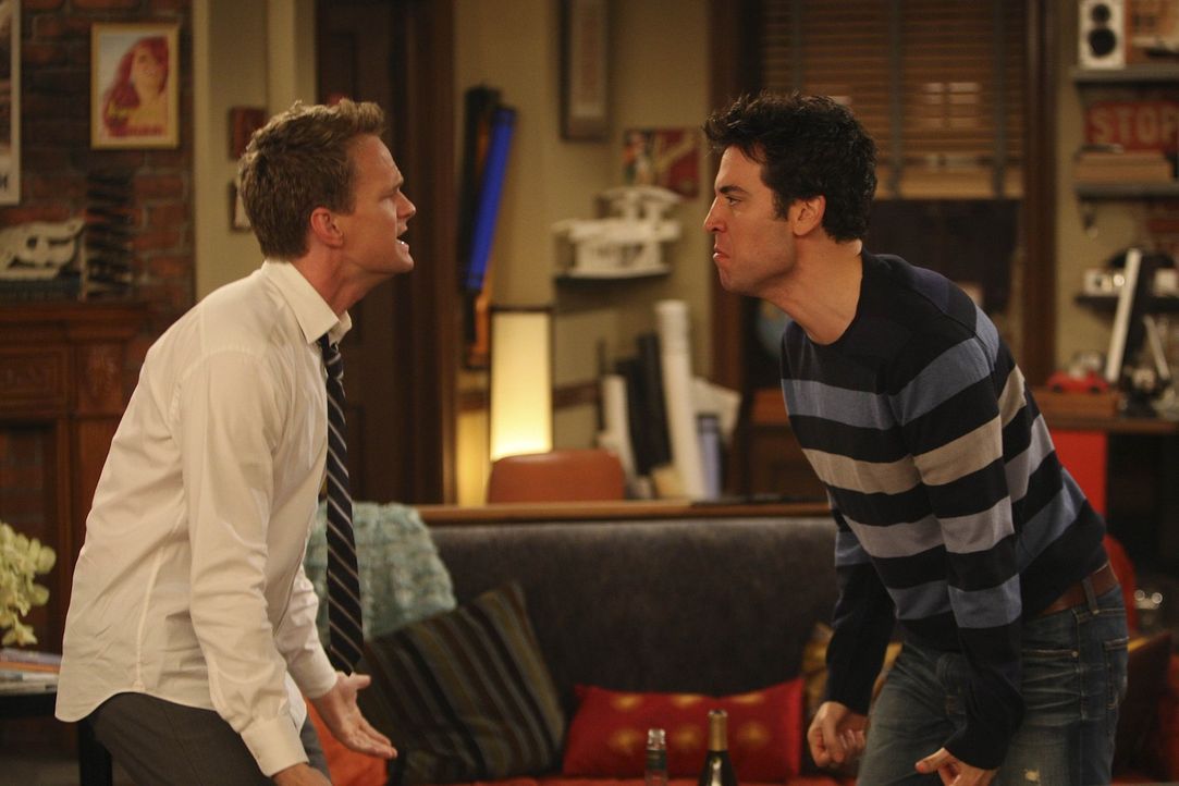 Barney (Neil Patrick Harris, l.) und Ted (Josh Radnor, r.) streiten sich um Robin wie zwei kleine Jungs um ein Spielzeug, dass sie unbedingt haben w... - Bildquelle: 20th Century Fox International Television