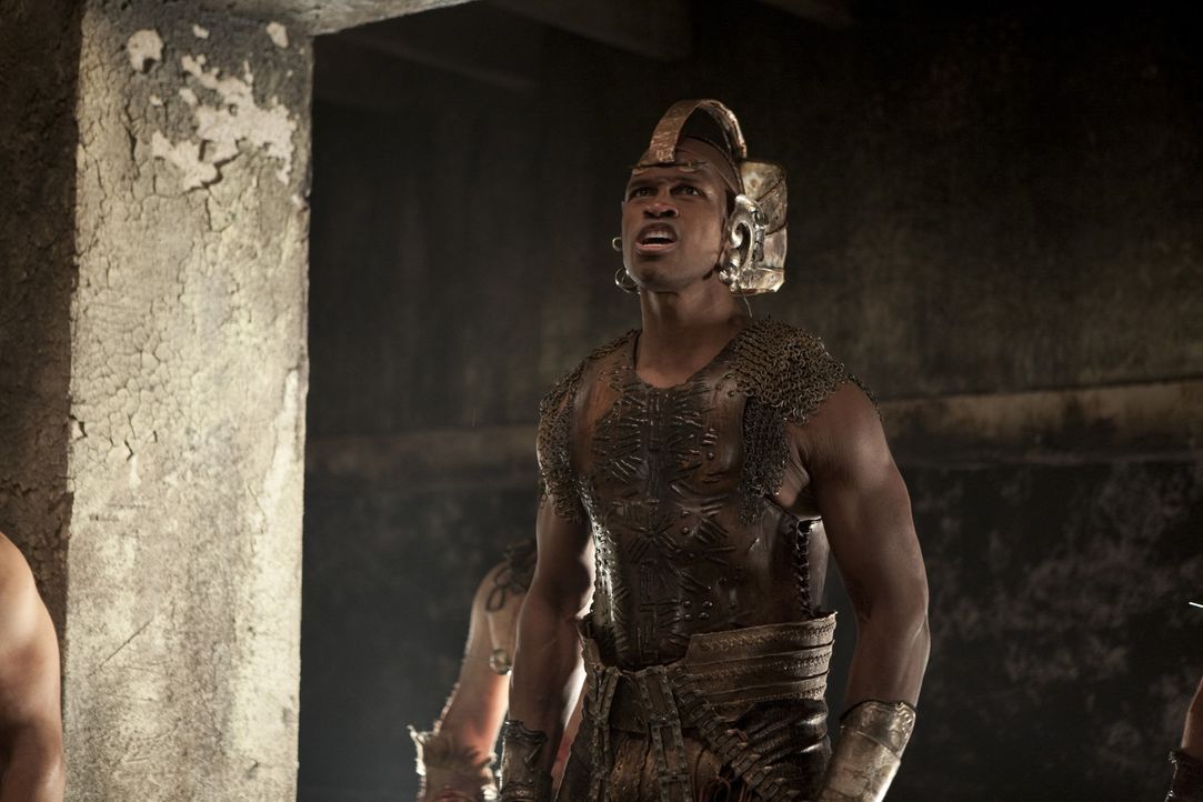 "Ringrichter" Anubis (Marcus Johnson) macht noch einmal allen beteiligten Kämpfern klar, dass so lange gekämpft wird, bis nur noch einer am Leben... - Bildquelle: 2010 Starz Entertainment, LLC
