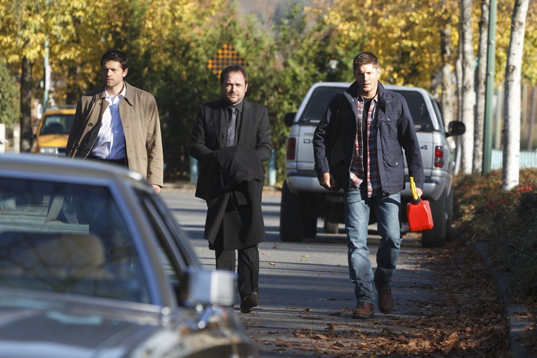 Lassen sich Castiel (Misha Collins, l.) und Dean (Jensen Ackles, r.) wirklich darauf ein, im Gegenzug zu Crowleys (Mark Sheppard, M.) Hilfe einen Au... - Bildquelle: 2013 Warner Brothers
