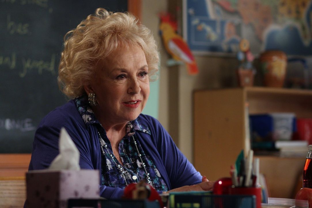 Die pragmatische Lehrerin Ms. Rinsky (Doris Roberts) hat keinerlei Verständnis für die kuriosen Ticks und Macken von ihrem neuen Schüler Brick ... - Bildquelle: Warner Brothers
