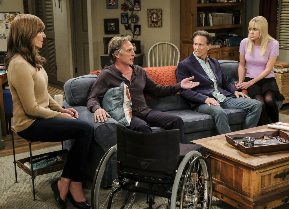 Das Familientreffen verläuft anders, als gedacht: Bonnie (Allison Janney, l.), Adam (William Fichtner, 2.v.l.), Adams Bruder Patrick (Steven Weber,... - Bildquelle: 2017 Warner Bros.